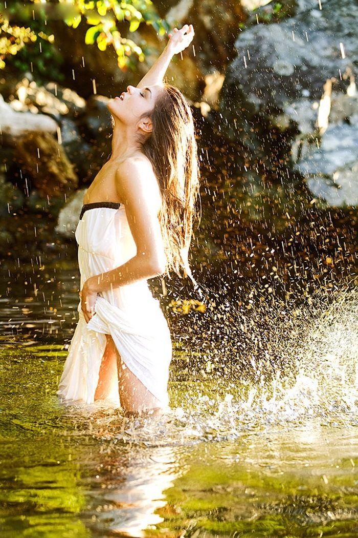 Marie Avgeropoulos in Thane