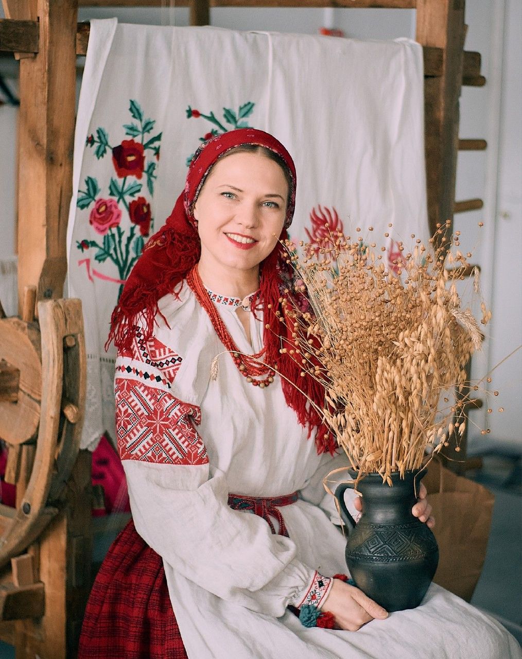 Women in Slavic costumes in Thane