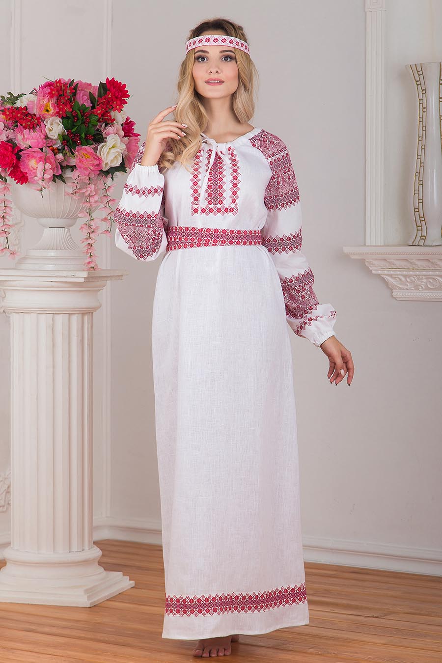 Women in Slavic costumes in Thane