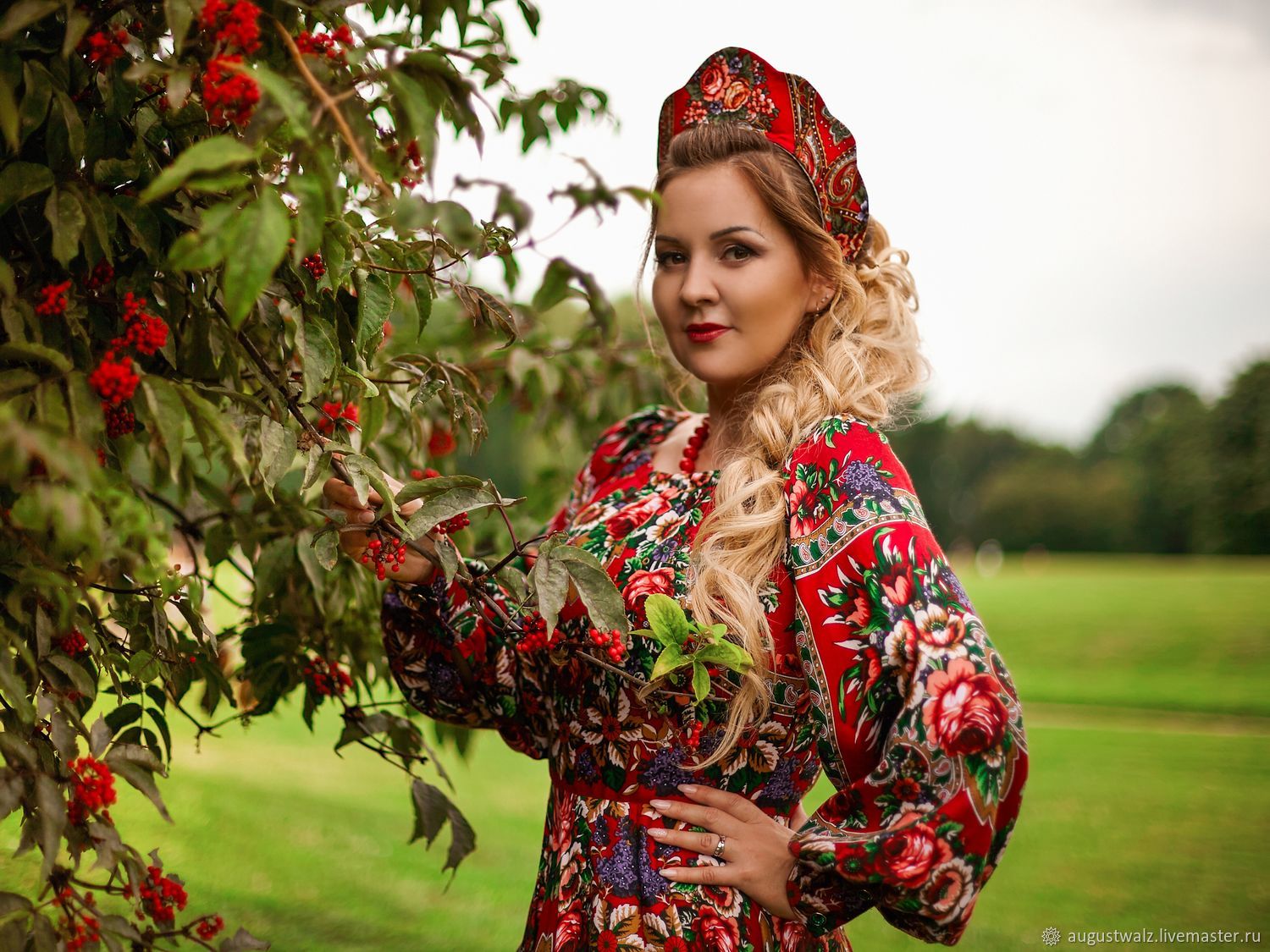 Women in Slavic costumes in Thane