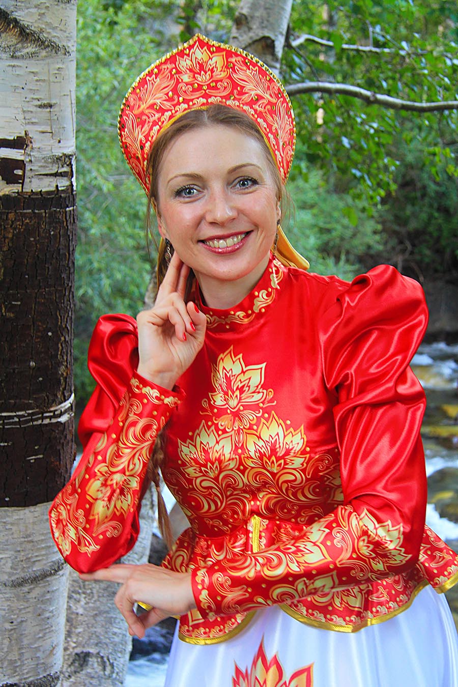 Women in Slavic costumes in Thane