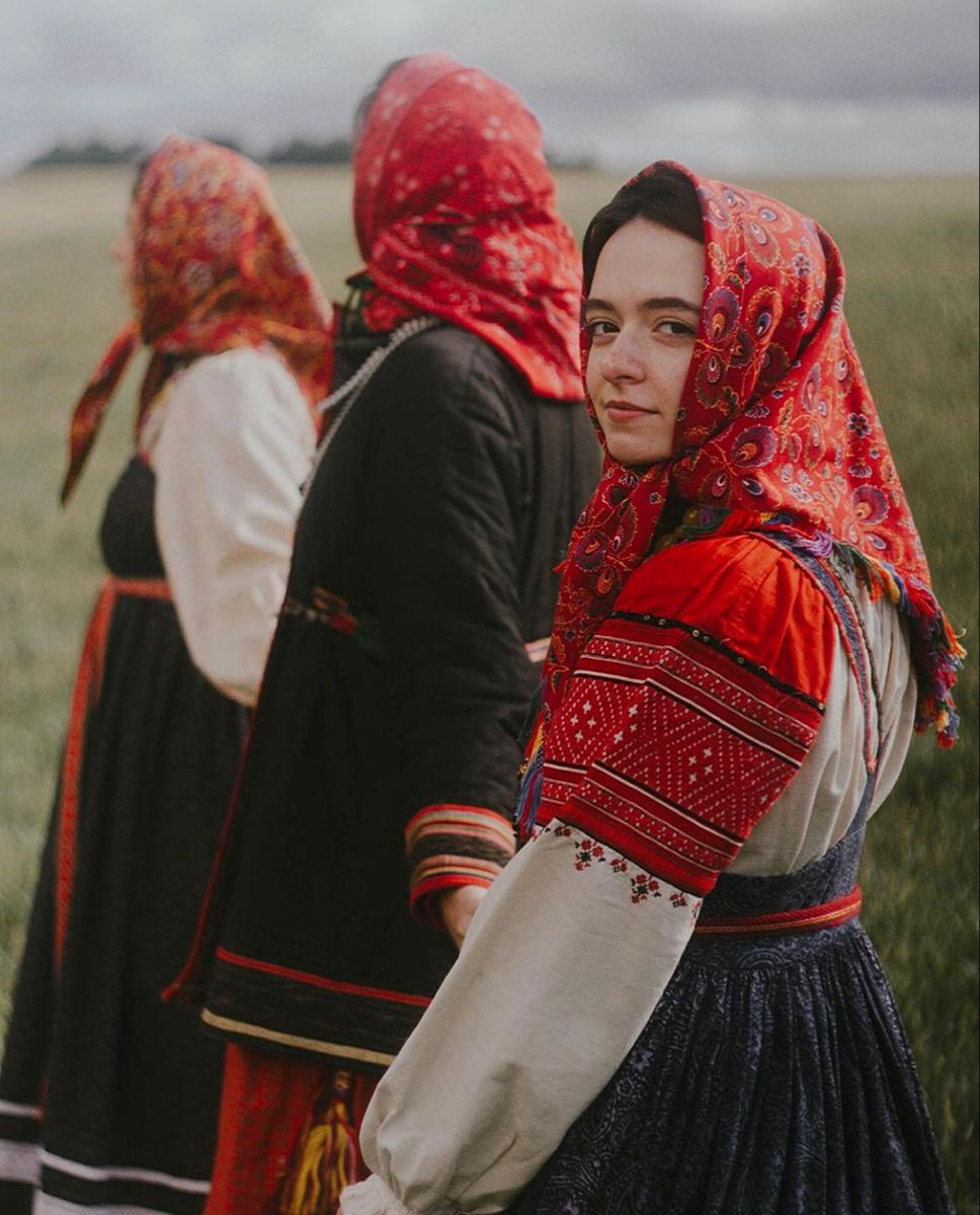 Women in Slavic costumes in Thane