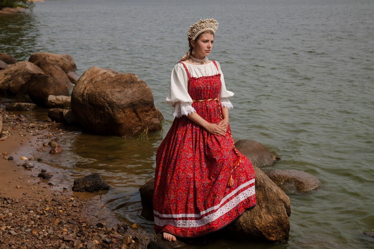 Women in Slavic costumes in Thane