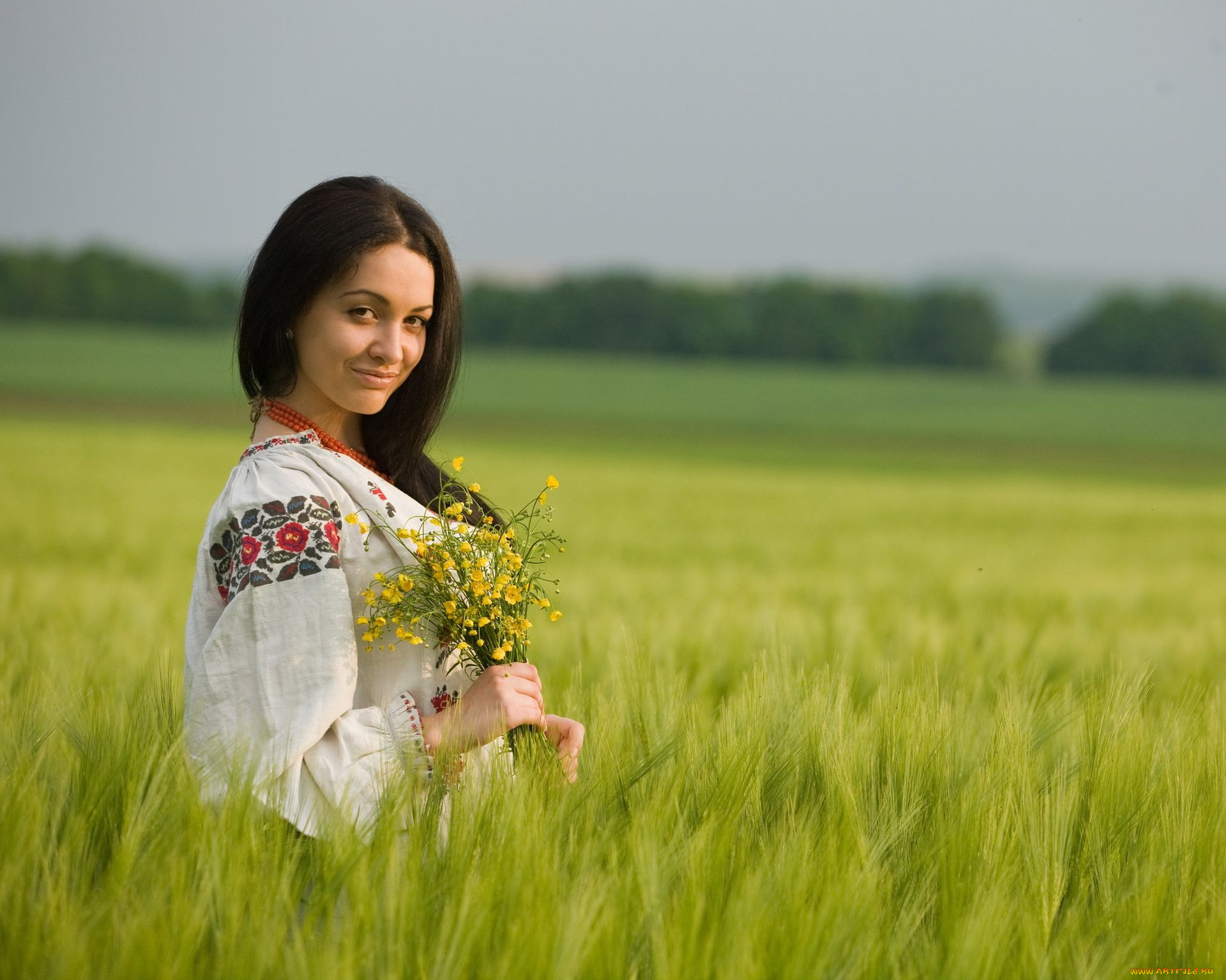 Women in Slavic costumes in Thane