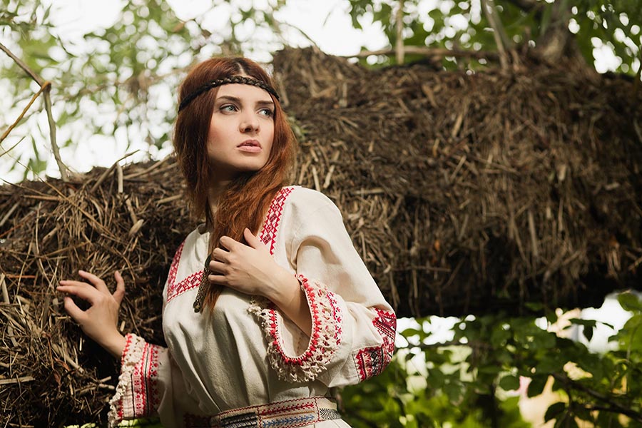 Women in Slavic costumes in Thane