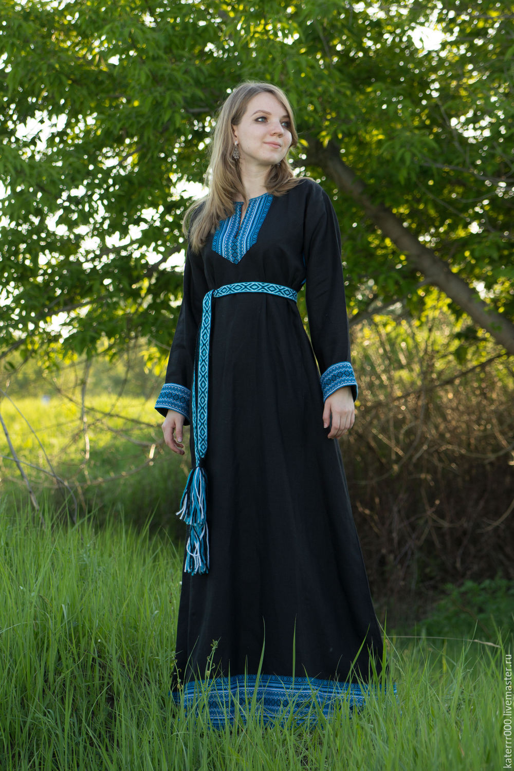 Women in Slavic costumes in Thane