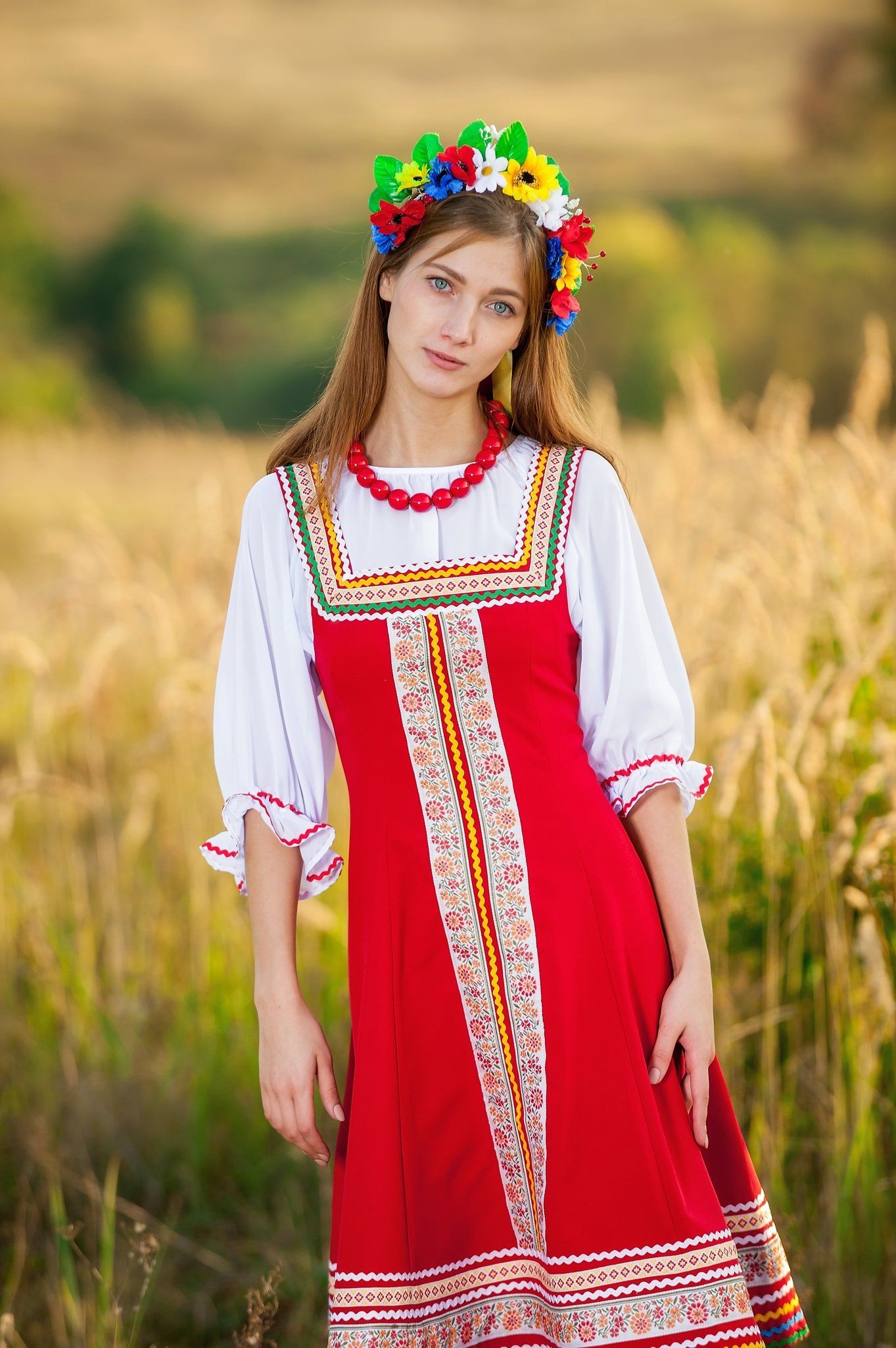 Women in Slavic costumes in Thane
