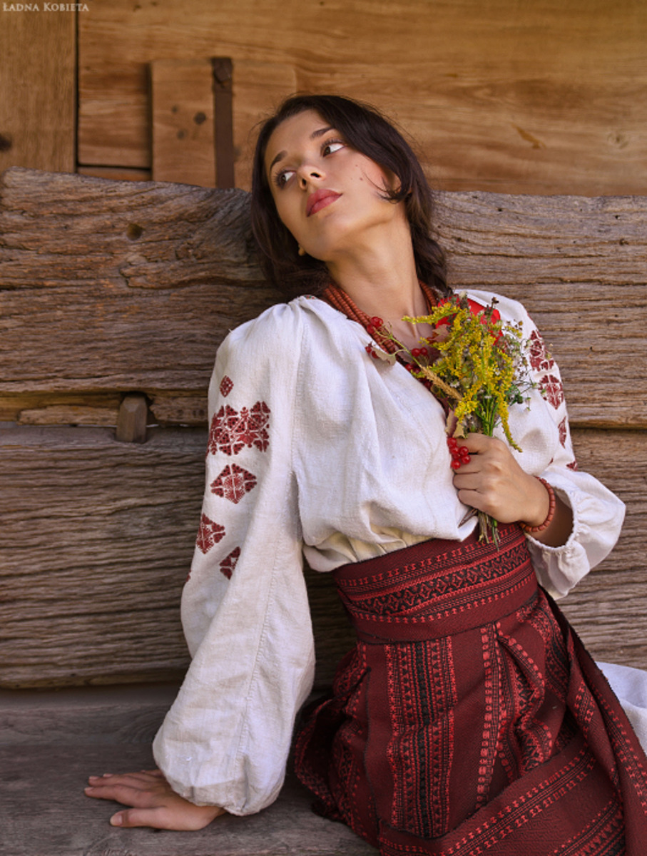 Girls in Slavic costumes in Thane