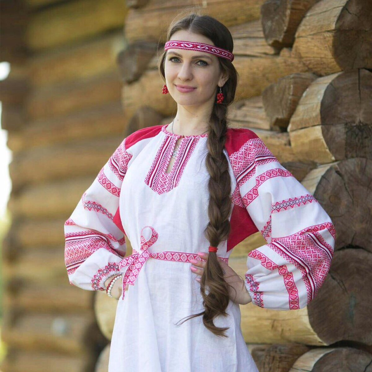 Girls in Slavic costumes in Thane