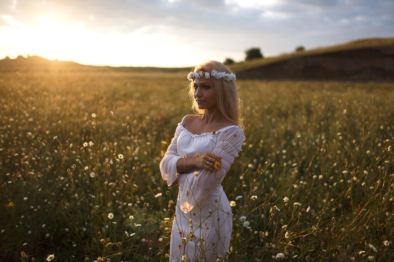 Girls in Slavic costumes in Thane