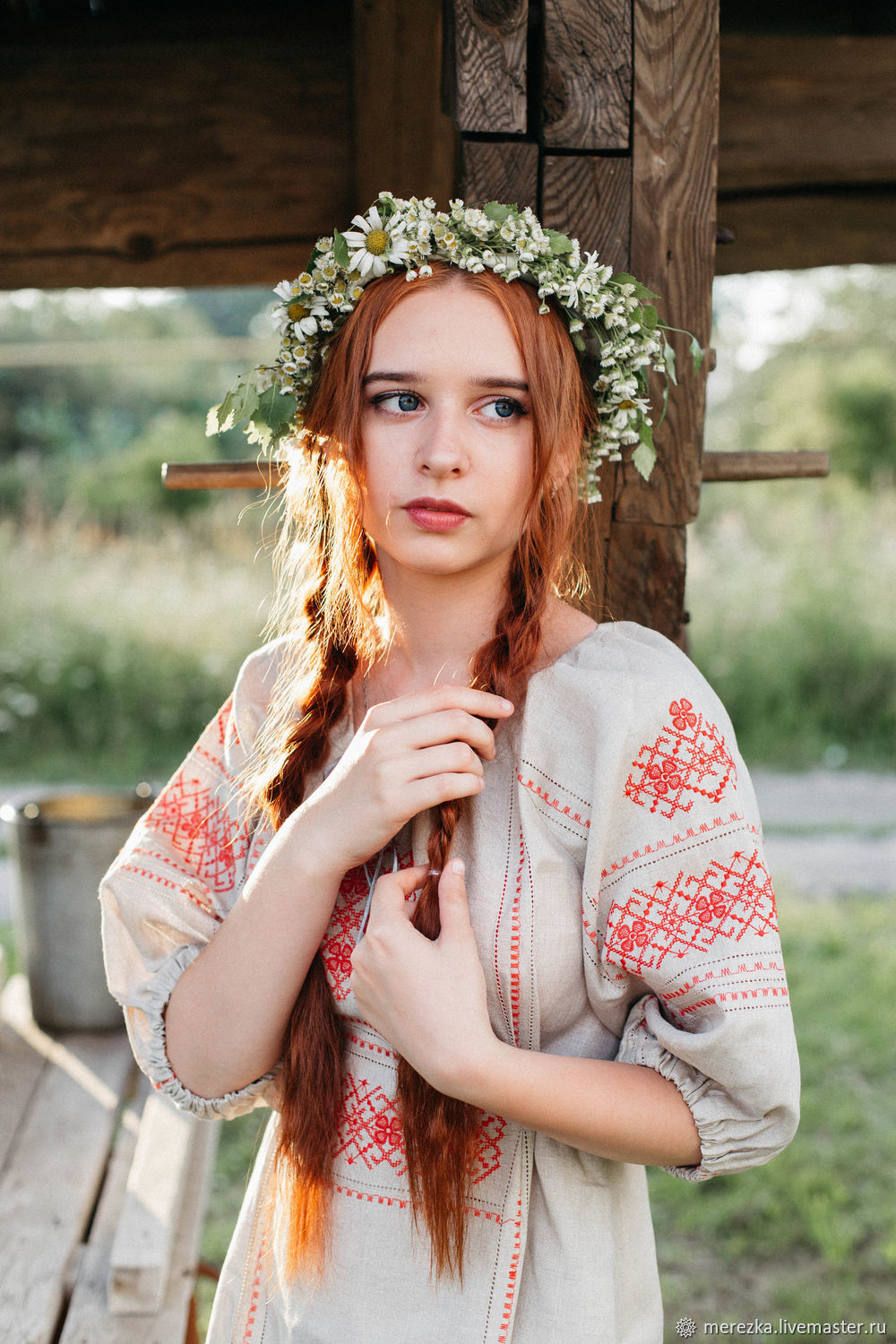 Girls in Slavic costumes in Thane