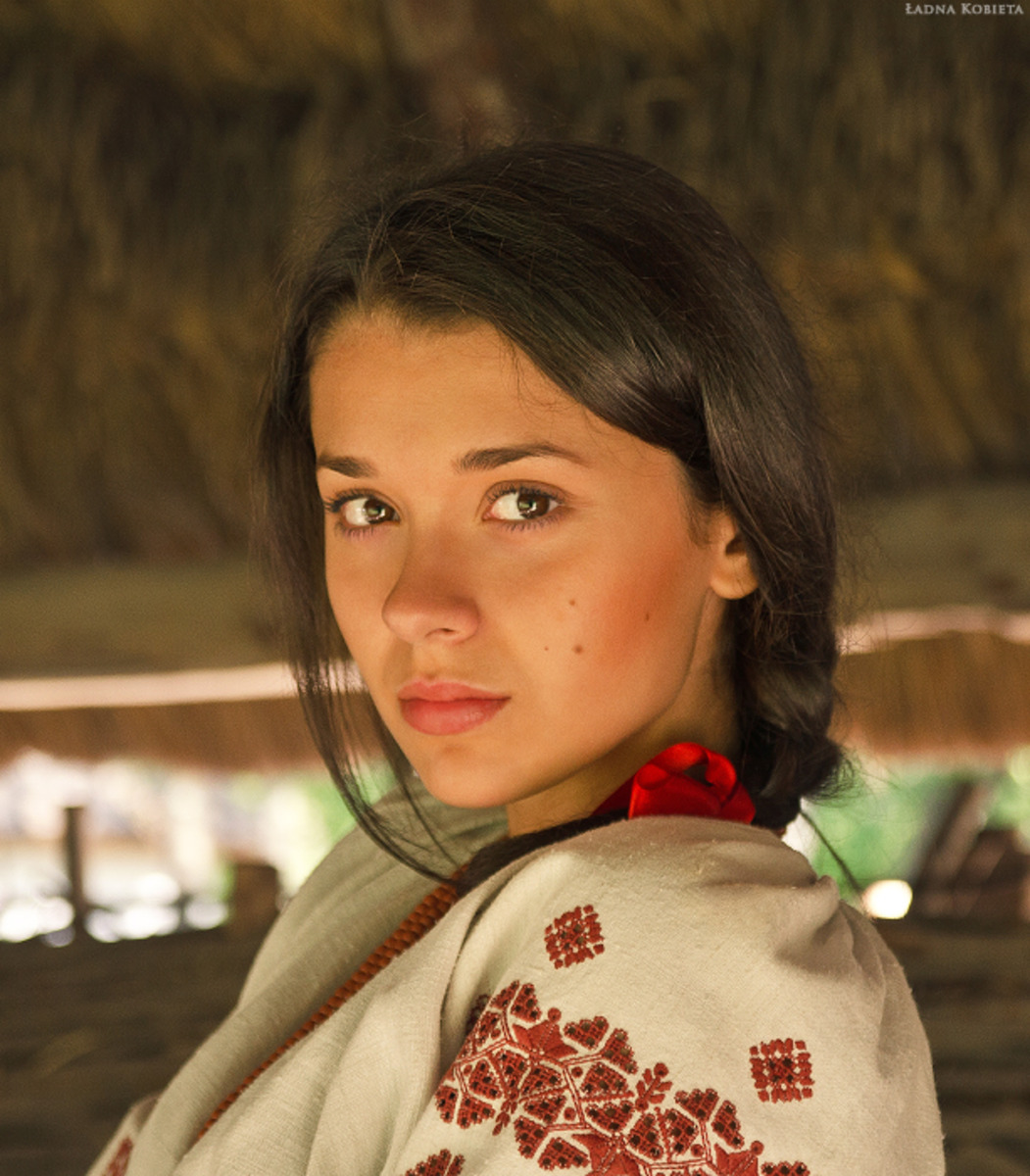 Girls in Slavic costumes in Thane