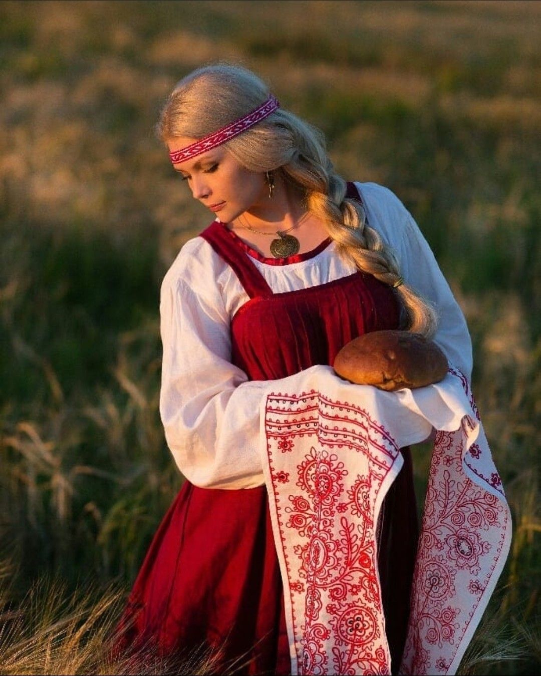 Girls in Slavic costumes in Thane