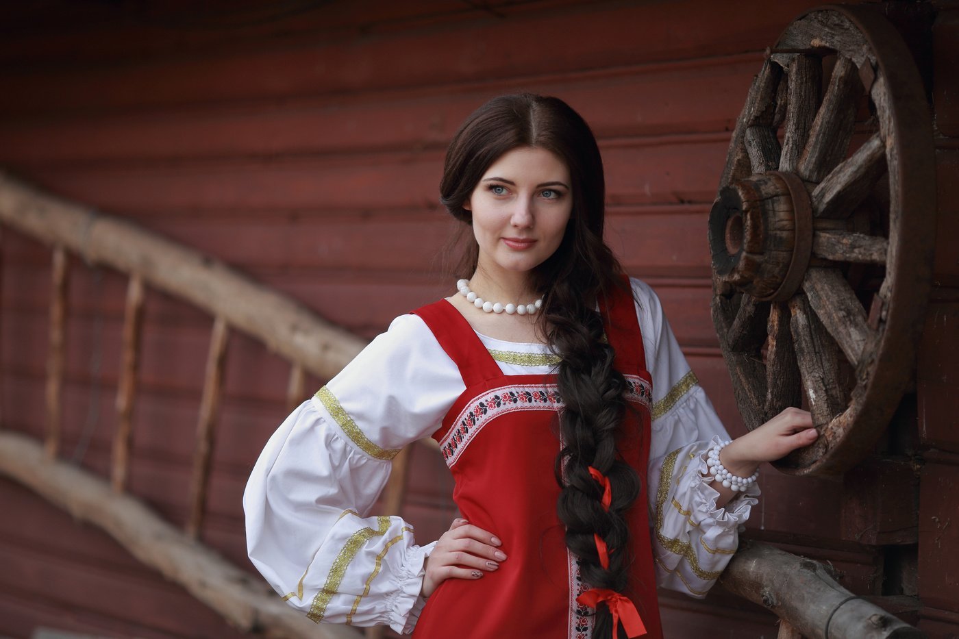 Girls in Slavic costumes in Thane