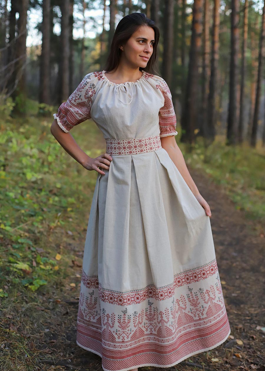 Girls in Slavic costumes in Thane