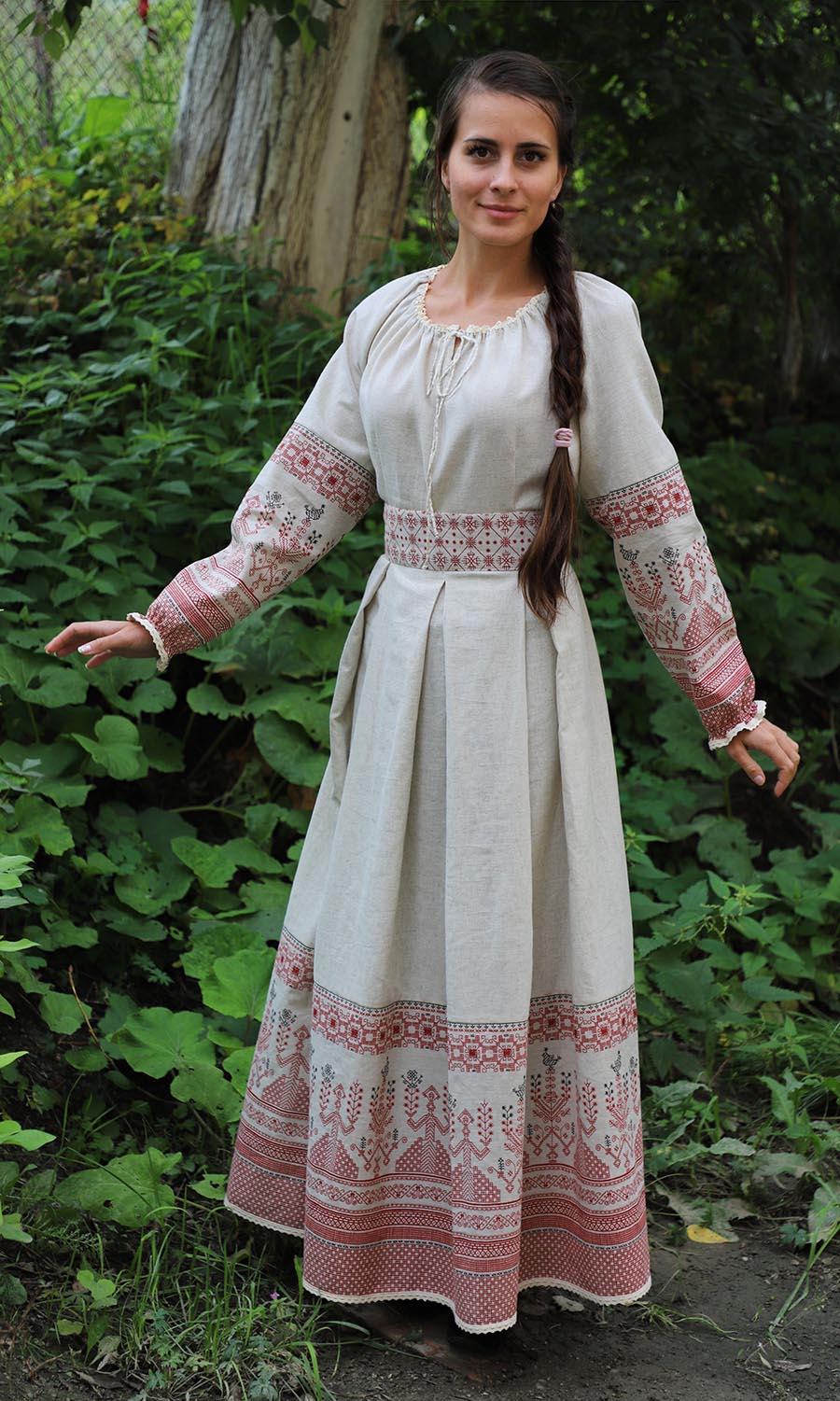 Girls in Slavic costumes in Thane