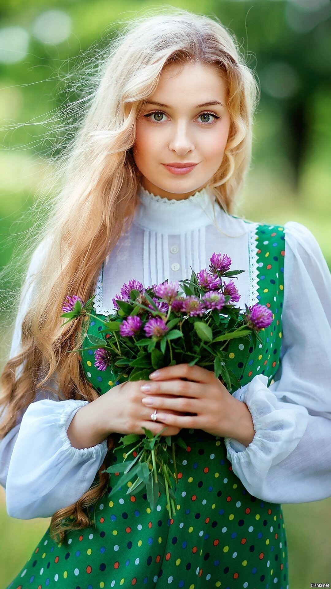 Girls in Slavic costumes in Thane