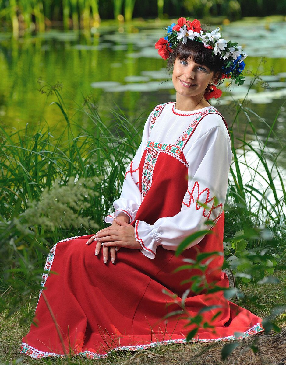 Beautiful girl Girls in Slavic costumes in Thane