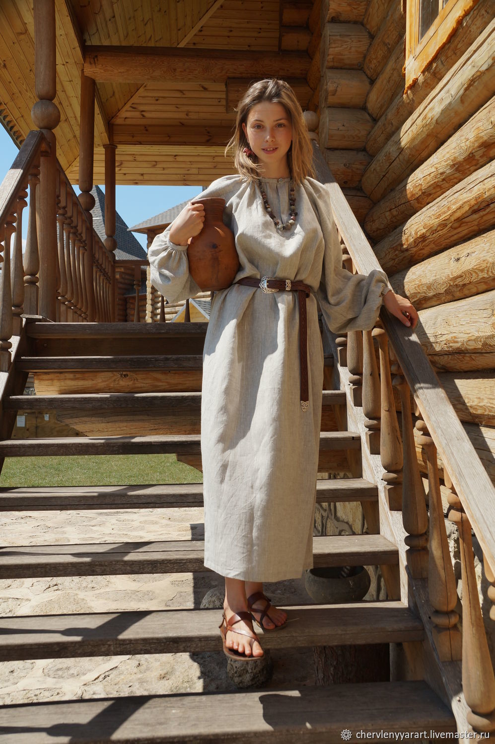 Girls in Slavic costumes in Thane