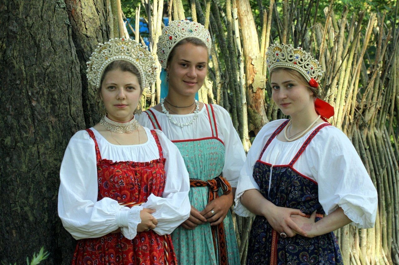 Sexy model Girls in Slavic costumes in Thane