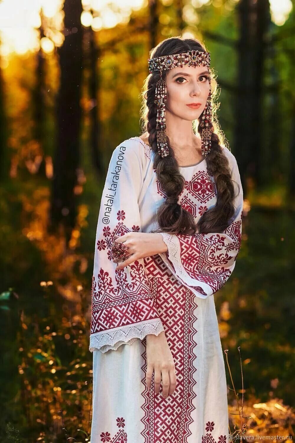 Girls in Slavic costumes in Thane