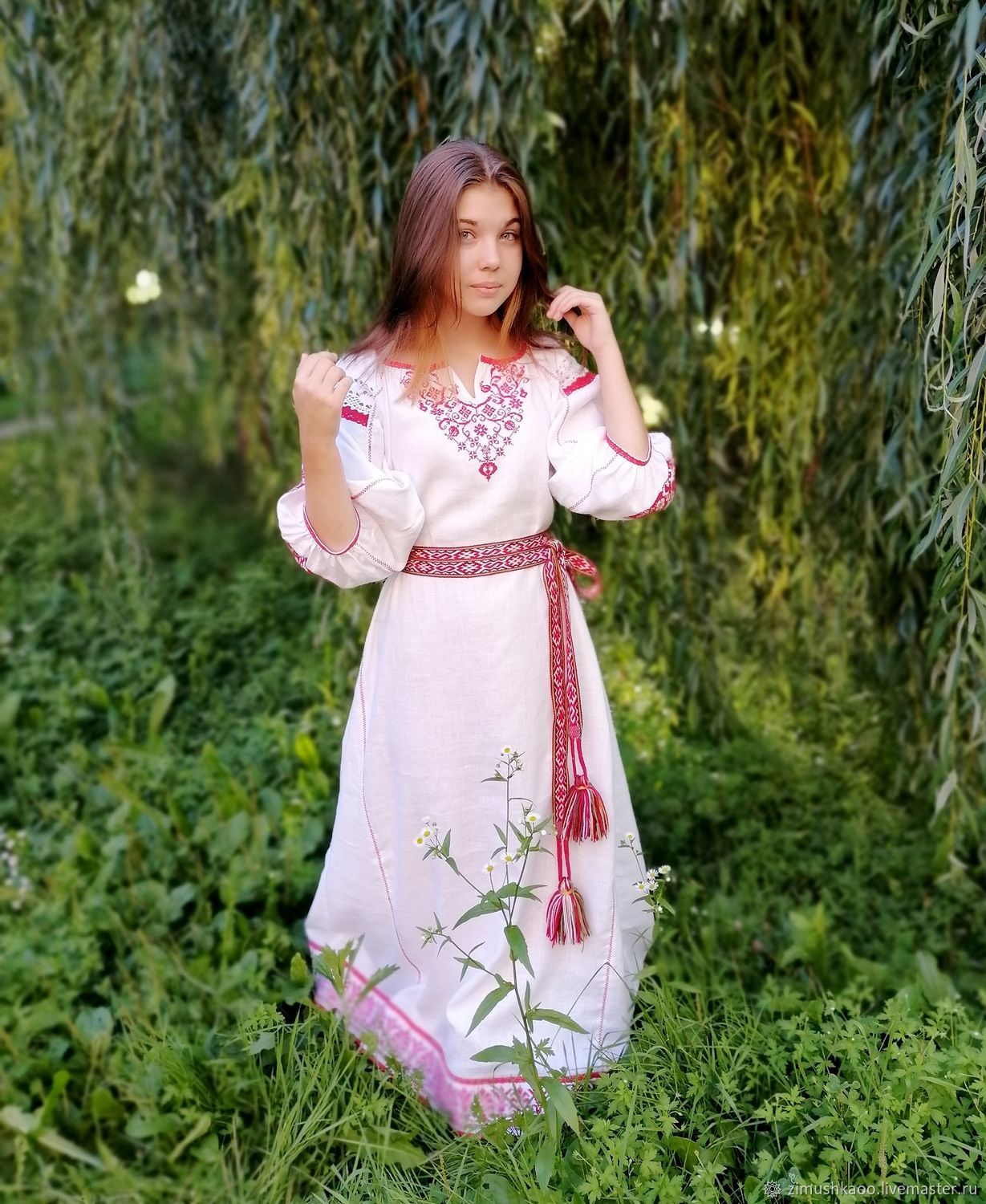 Girl Girls in Slavic costumes in Thane