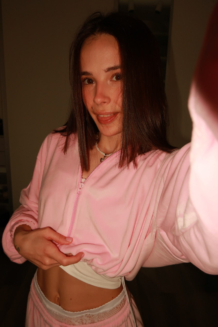 Tina brings the glow — live moments in Thane